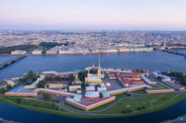 Akşam havadan görünümü, Peter ve Paul Kalesi, Neva nehri, St Petersburg, Rusya