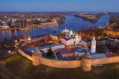 Veliky Novgorod, eski şehir, Kremlin'in antik duvarları, Ayasofya Katedrali. Rusya'nın ünlü turistik yer.