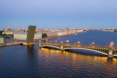 Petersburg köprüleri. Trinity Köprüsü. Petersburg'da beyaz geceler. 