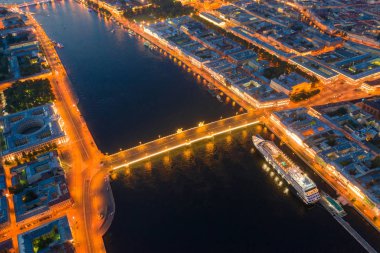 St. Petersburg, Rusya - Temmuz 2019: Yüksek bir yerden harita. Kuş bakışı bir gece şehri. Gece Petersburg. - Rusya. St. Petersburg Panoraması.