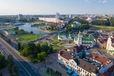Minsk, Belarus - Temmuz 2019: Minsk 'in tarihi merkezinin panoramik görüntüsü. Beyaz Rusya.