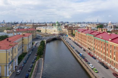 St. Petersburg, Rusya - Temmuz, 2019: Bir yaz St. Petersburg'daki Griboedov Kanalı'ndaki Isidor kilisesi