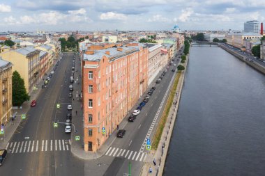 St. Petersburg, Rusya - Temmuz, 2019: Petersburg Rusya. Fontanka ve Sadovaya kavşağında ünlü demir ev. Rusya'nın şehirleri.