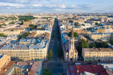 St. Petersburg, Rusya - Temmuz 2019: Vasilyevsky Adası kavşağı, drone'dan görünüm, St. Petersburg'daki St. Michael Lutheran Kilisesi 