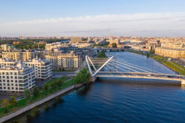 St. Petersburg, Rusya - Temmuz, 2019: St. Petersburg'daki Lazarevsky Köprüsü ve Malaya Nevka'nın görünümü