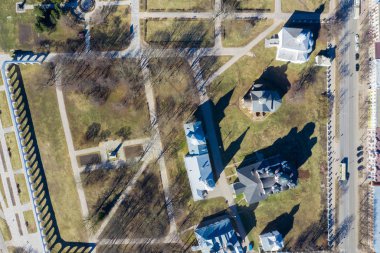 Veliky Novgorod'daki Yaroslav Mahkemesi. Nikolo-Dvorishchensky Katedrali, Rusya'nın önemli bir tarihi turistik site, drone havadan görünümü