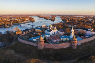 Veliky Novgorod, eski şehir, Kremlin'in antik duvarları, Ayasofya Katedrali. Rusya'nın ünlü turistik yer.
