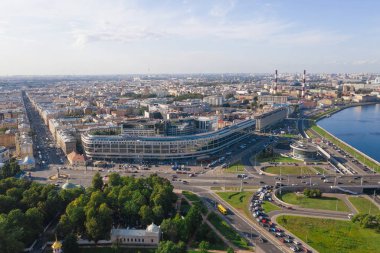 St. Petersburg, Rusya - Temmuz, 2019: St. Petersburg'un gün panoraması. Alexander Nevsky meydanı. St. Petersburg trafiği. Neva Nehri'nin köprüleri. Rus şehri.