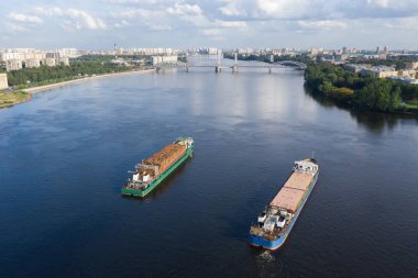 St Petersburg Neva üzerinde Kargo gemileri.