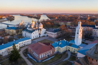 Veliky Novgorod, eski şehir, Kremlin'in antik duvarları, Ayasofya Katedrali. Rusya'nın ünlü turistik yer.