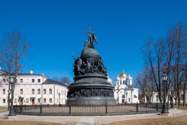 Rusya Milenyum bronz anıt (1862 yılında dikildi) Arkasında Ayasofya Katedrali ile Novgorod Kremlin