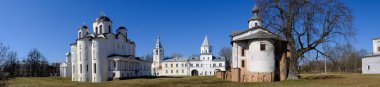 Tarihi merkezdeki Yaroslav Avlusu'ndaki antik kiliselerin panoraması. Veliky Novgorod (Büyük Novgorod), Rusya Federasyonu.