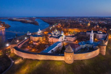 Veliky Novgorod, eski şehir, Kremlin'in antik duvarları, Ayasofya Katedrali. Rusya'nın ünlü turistik yer.