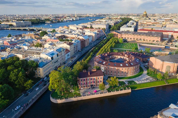St. Petersburg Panoraması. Şehrin yüksekliğinden görünüm c