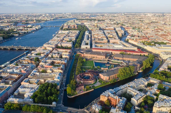 Panorama över Sankt Petersburg. Utsikt från höjden av centrum. Panorama av New Holland. Broar i S:t Petersburg. Ryssland på sommaren. Städer i Ryssland. — Stockfoto