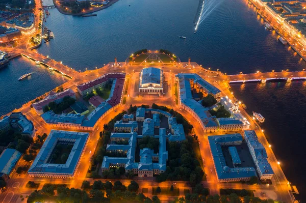 Vasilyevsky Adası'nın tükürüğü. St. Petersburg'da. Neva Nehri. Yaz n — Stok fotoğraf