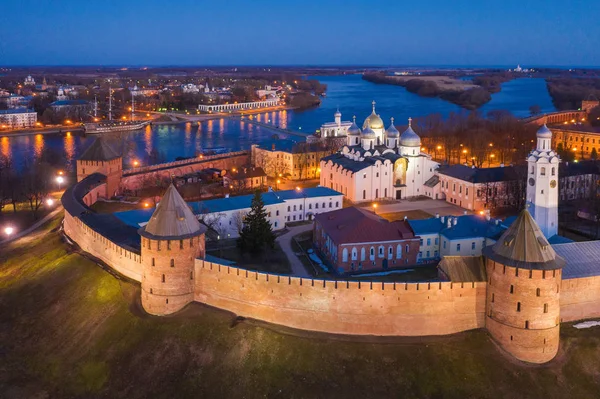 Veliky Novgorod, eski şehir, Kremlin'in antik duvarları, Ayasofya Katedrali. Rusya'nın ünlü turistik yer.