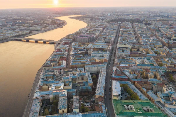 Stad med helikopter. S:t Petersburgs centrum. Stad från den — Stockfoto