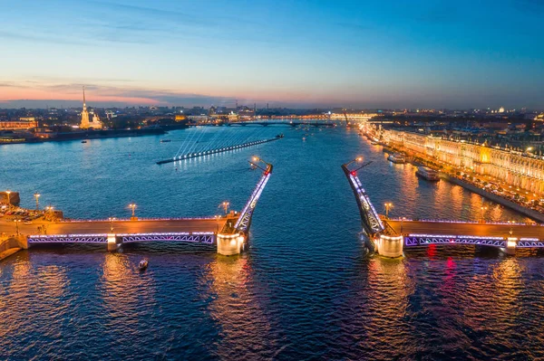 Palastbrücke und Peter- und Paulkathedrale geschieden. st. petersb — Stockfoto