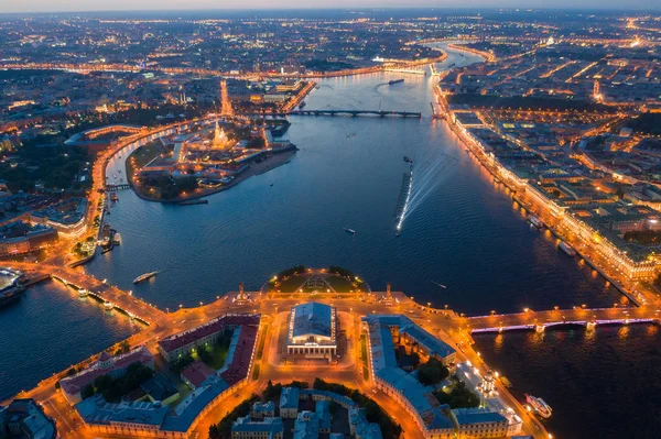 Vasilyevsky Adası'nın tükürüğü. St. Petersburg'da. Neva Nehri. Yaz n