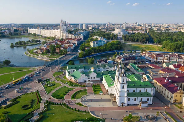Letecký pohled na Trinity předměstí - staré historické jádro a město Minsk, Minsk, Bělorusko. — Stock fotografie