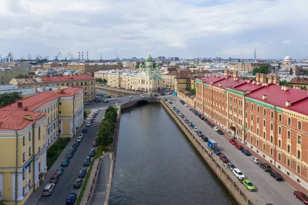 Sint-Petersburg, Rusland-juli 2019: de kerk van Isidor aan het Griboedov-kanaal in St. Petersburg, een zomer — Stockfoto