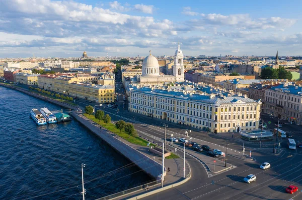 Sankt Petersburg, Rosja-Lipiec, 2019: Rosja. Sankt Petersburga. Kościół Katarzyny na wyspie Vasilievsky. Widok z góry na miasto. — Zdjęcie stockowe