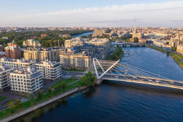 Pont à haubans Lazarevsky traversant la rivière Malaya Nevka, Saint-Pétersbourg, Russie — Photo