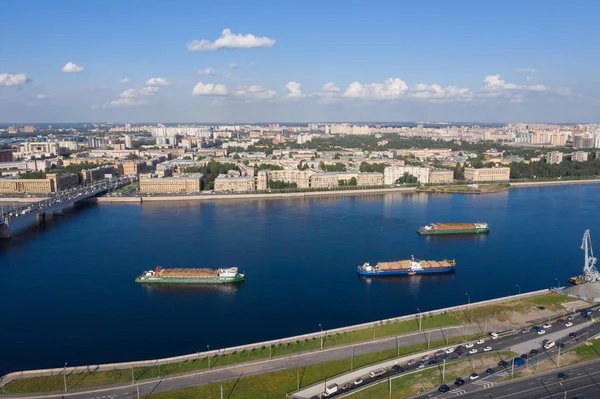 Cargo ships on the Neva in St. Petersburg. — Stock Photo, Image