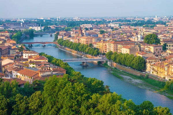 Verona. Immagine di Verona, Italia durante l'alba estiva. Il famoso — Foto Stock