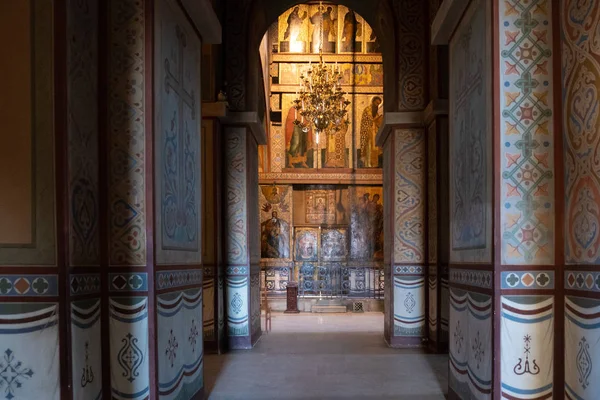 VELIKY NOVGOROD, RUSIA - ABRIL, 2019: altar de un templo ortodoxo, interior de la catedral de Santa Sofía, Veliky Novgorod, Rusia —  Fotos de Stock