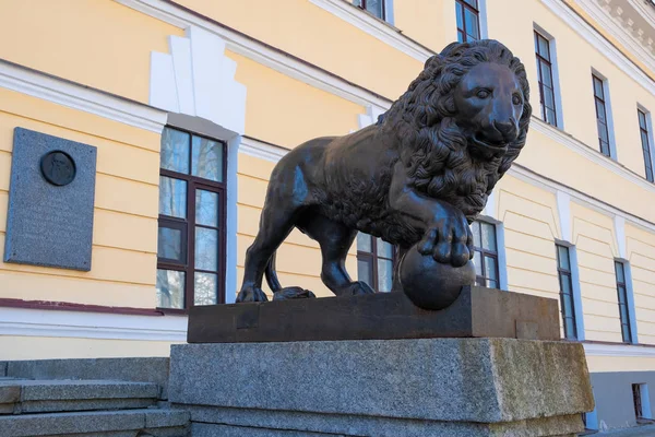 VELIKY NOVGOROD, RUSIA - ABRIL, 2019: Escultura de león en el porche del Museo Histórico en el Kremlin de Nóvgorod — Foto de Stock