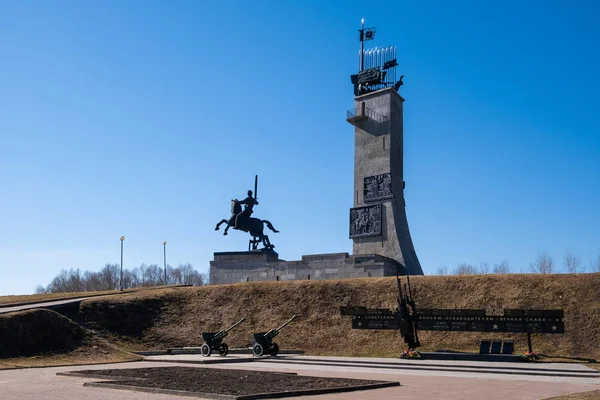 VELIKY NOVGOROD, RÚSSIA - ABRIL, 2019: Monumento à Vitória em Veliky Novgorod, Rússia. Erguido na colina de Catarina em memória da vitória da União Soviética sobre os invasores fascistas . — Fotografia de Stock