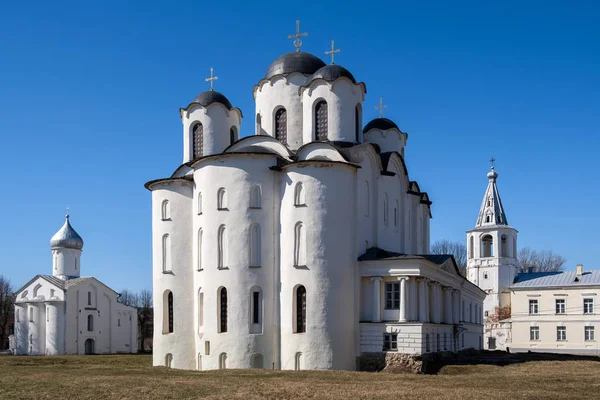 Yaroslav'ın Avlusu'ndaki antik Rus kilisesi. Aziz Nicholas katedral kubbeleri, Paraskeva Pyatnitsa kilise ve Kapı kulesi. Veliky Novgorod (Büyük Novgorod), Rusya Federasyonu — Stok fotoğraf