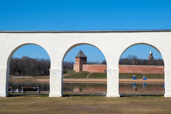 Patio de Yaroslav en Veliky Novgorod, Rusia. Paisaje arquitectónico brillante — Foto de Stock