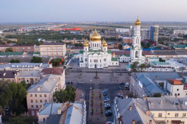 ROSTOV-ON-DON, RUSSIA - EPTEMBER 2020: Kutsal Bakirenin Doğuşu Katedrali, Rostov-on-Don 'un merkezi bölümünün panoramik görünümü, insansız hava aracı hava görüntüsü.