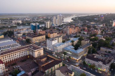 ROSTOV-ON-DON, RUSSIA - EPTEMBER 2020: Rostov-on-Don 'un akşam panoraması, Don Nehri manzarası ve şehrin merkezi. Hava görünümü