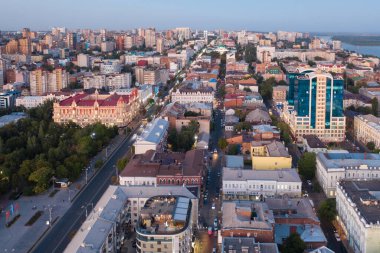 ROSTOV-ON-DON, RUSSIA - EYLÜL 2020: Gorky Park, Bolshaya Sadovaya Caddesi, şehir yönetimi ve turizm binaları.
