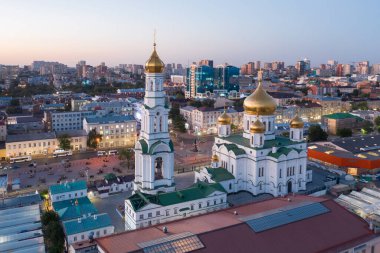ROSTOV-ON-DON, RUSSIA - Eylül 2020: Rostov-on-Don 'un merkezi kısmının panoramik görünümü. Merkez Pazar, Kutsal Bakire 'nin Doğuşu Katedrali, İHA hava saldırısı