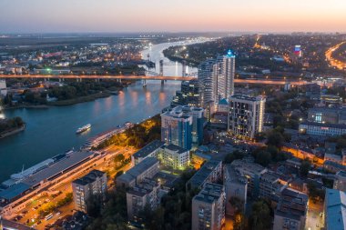 Don 'daki Rostov Merkezi' nin akşam manzarası, Don Nehri manzarası ve yerel gösteriler.