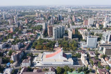 Don 'daki Rostov şehrinin hava manzarası, müzikal tiyatro binası ve yerleşim alanları