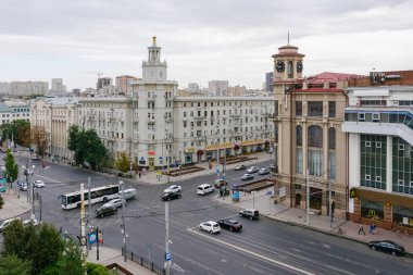 ROSTOV-ON-DON, RUSSIA - EPTEMBER 2020: Budennovsky Bulvarı ve Bolshaya Sadovaya kavşağındaki Merkez Evrensel Dükkan