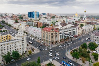 ROSTOV-ON-DON, RUSSIA - EPTEMBER 2020: Budennovsky Bulvarı ve Bolshaya Sadovaya kavşağındaki Merkez Evrensel Dükkan