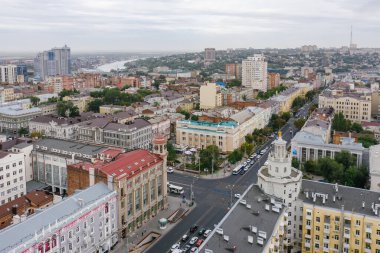 ROSTOV-ON-DON, RUSSIA - SEPTEMBER 2020: Budennovsky Bulvarı ve Bolshaya Sadovaya kesişimindeki Merkez Evrensel Dükkan, şehrin ve konservatuarın panoramik manzarası