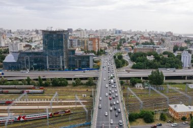 ROSTOV-ON-DON, RUSSIA - EYLÜL 2020: Don 'daki Rostov Panoraması, şehir merkezine doğru yol trafiği