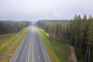 Güzel bir yol, yüksek açılı güzel bir sis manzarası. Orta Rusya 'da bir yaz sabahı. Yol ve ufuk çizgisinin havadan görüntüsü.