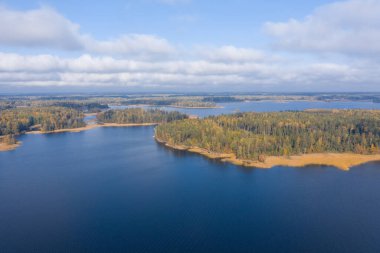 Vuoksa Gölü 'ndeki ada, İskandinav kuzey doğası, Rus eğlenceleri.