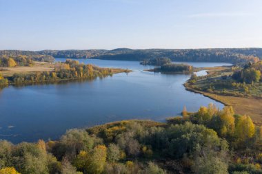 Güneşli bir günde Karelia Panoraması. Karelia 'nın yüksekten görünüşü. Rusya 'nın doğası. Ladoga Gölü. Ladoga Gölü 'ndeki adalar. Rusya 'ya Seyahat.