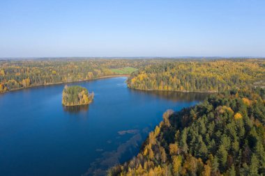 Güneşli bir günde Karelia Panoraması. Karelia 'nın yüksekten görünüşü. Rusya 'nın doğası. Ladoga Gölü. Ladoga Gölü 'ndeki adalar. Rusya 'ya Seyahat.