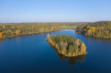 Karelia 'nın Panoraması. Karelia 'nın yüksekten görünüşü. Ladoga Gölü. Ladoga Gölü 'ndeki adalar. Rusya 'ya Seyahat.
